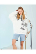 Kapüşonlu Üç İplik Sweatshirt – Beyaz Strong Heykel Baskılı, Rahat Kalıp, Kanguru Cepli Modern Tasarım (174971)