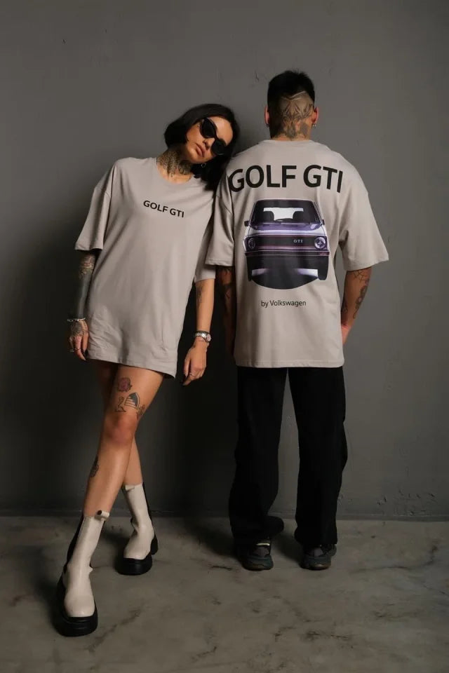 Erkek Oversize Baskılı Tişört – Golf GTI Retro Araba Desenli, Ön - Arka Dijital Baskı, Sokak Modası Stil - Gri (179502)