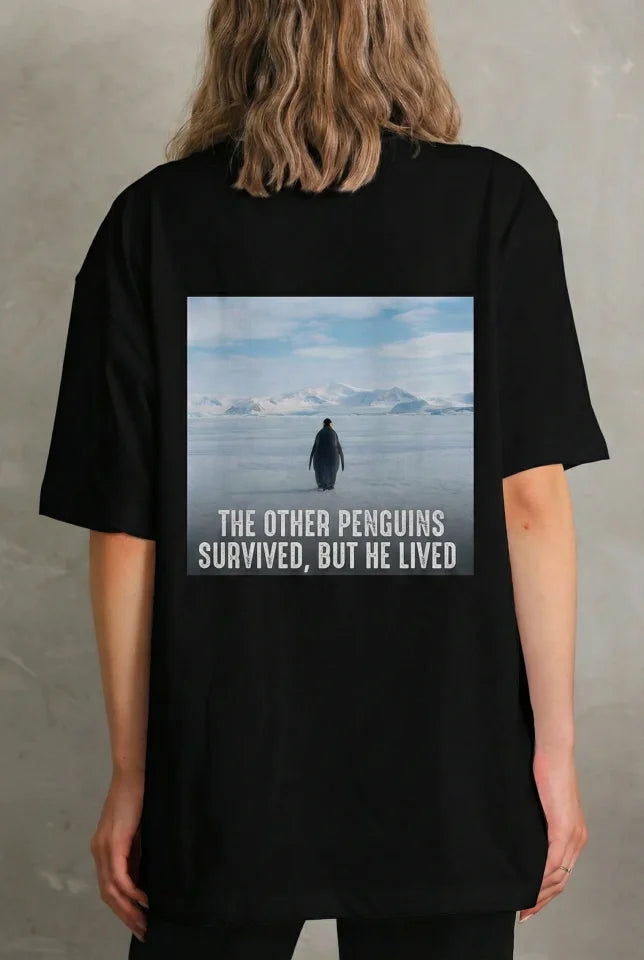 Oversize Tişört - Sırt Baskılı Survivor Penguin Temalı, Felsefi Yazılı Bisiklet Yaka Tişört - Siyah (182702)