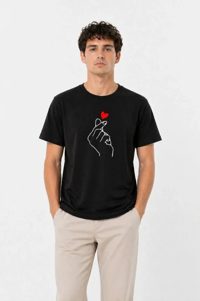 Erkek Kore Parmak Kalp Aşk Temalı Minimal Baskılı Tişört Yazlık Kısa Kol T-Shirt - Siyah (188985)